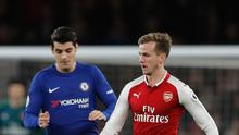 Pemain Arsenal, Rob Holding berebut bola dengan pemain Chelsea, Alvaro Morata pada pekan ke-22 Premier League di Emirates Stadium, Rabu (3/1). Arsenal dan Chelsea tampil maksimal hingga laga berakhir penuh drama dengan skor 2-2 (AP/Frank Augstein)
