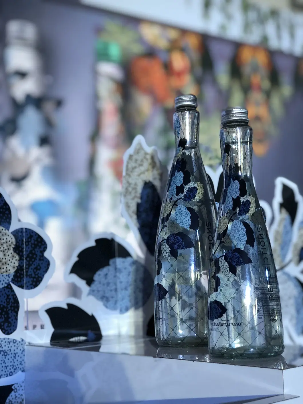 Sebastian Gunawan berkolaborasi dengan Aqua Reflections untuk desain botol kaca yang stylish. (Foto: Dok. Aqua)