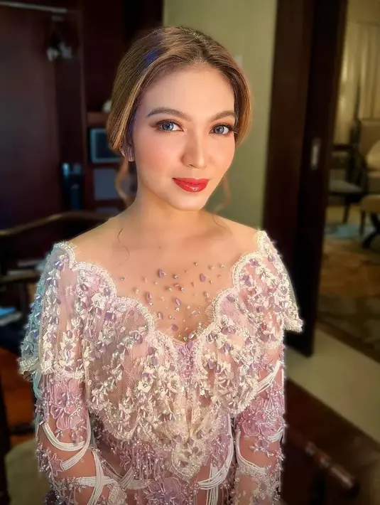 Cantiknya Selvi Ananda mengenakan kebaya modern bernuansa putih keunguan. Full makeup bernuansa oranye dan pulasan lipstik merah glossy menyempurnakan penampilan Selvi secara keseluruhan di sini. [Foto: Instagram/selvirakabuming]