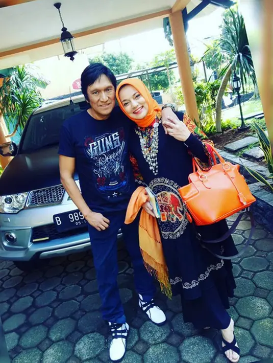 Kemarahan Marissa Haque melalui media sosial itu juga memunculkan ratusan komentar dari netizen. Ada yang mencoba menyabarkan ada juga yang menyayangkan. Netizen melihat Marissa terlalu berlebihan. (Instagram/marissahaque)