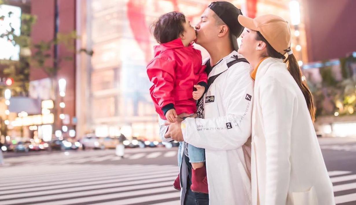 FOTO: Harmonisnya Keluarga Kecil Chelsea Olivia dan Glenn ...