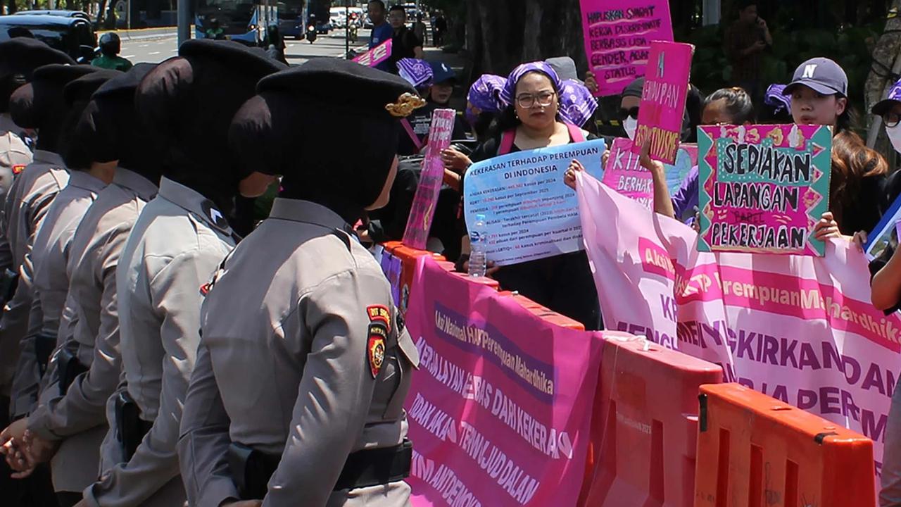 FOTO: Aksi Peringatan HAKTP Serentak Serukan Perlindungan Perempuan dan Aktivis