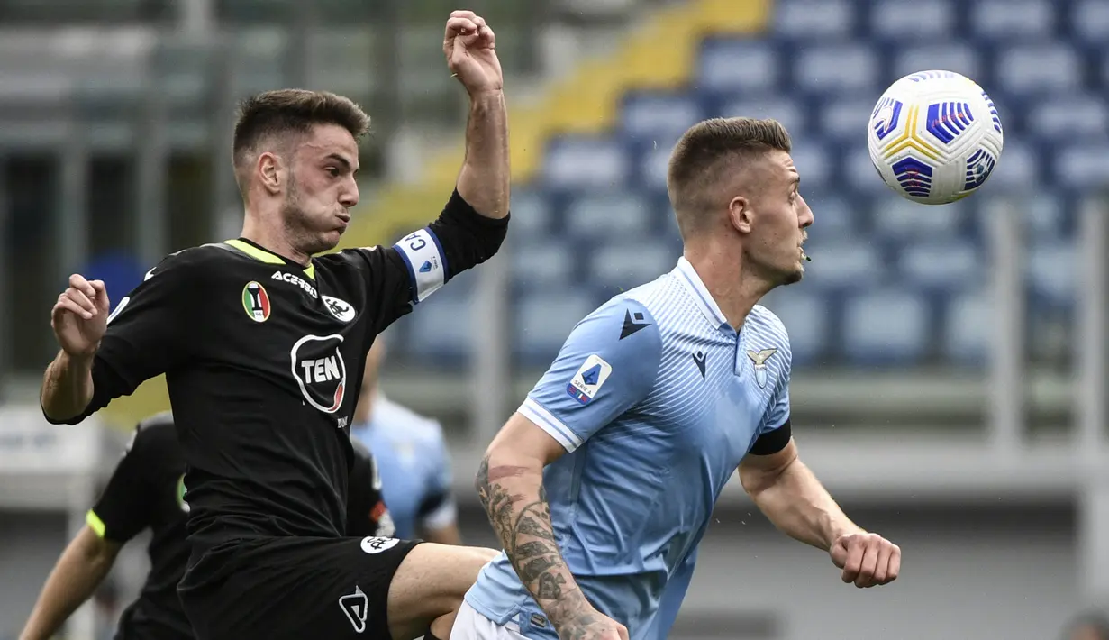 Giulio Maggiore (kiri). Gelandang Italia berusia 24 tahun ini telah 6 musim memperkuat Spezia sejak berlaga di Serie B pada awal musim 2016/2017 usai dipromosikan dari tim U-19 dan akhirnya prmosi ke Serie A sejak musim 2020/2021. Jabatan kapten tim telah disandangnya sejak pertengahan musim 2019/2020 saat masih berlaga di Serie B. Berkat kepemimpinannya musim 2021/2022, Spezia berhasil lolos dari jurang degradasi. (AFP/Filippo Monteforte)