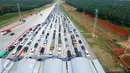 Kendaraan saat mengantri untu memasuki gerbang tol Cikopo, Jawa Barat, Minggu (27/3).  Kepadatan kendaraan tetap didominasi oleh kendaraan pribadi. (Liputan6.com/Muhammad Husni)