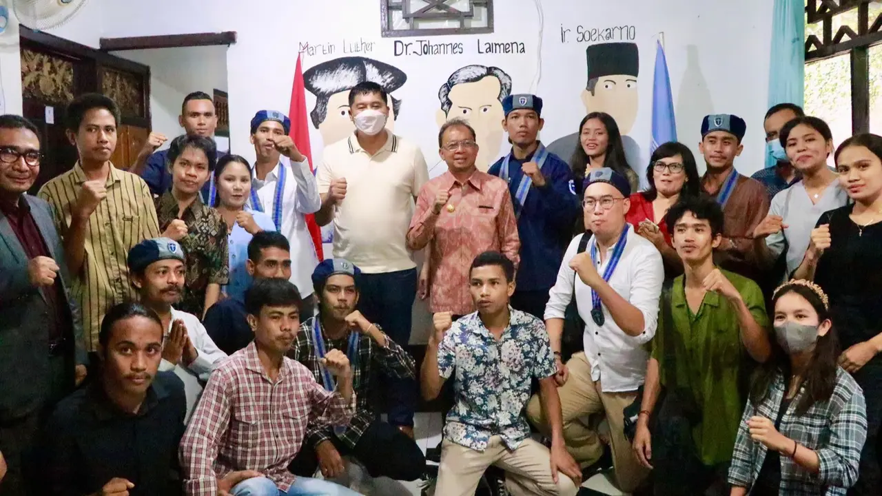 Gubernur Bali I Wayan Koster bersama senior Gerakan Mahasiswa Kristen Indonesia Maruarar Sirait