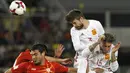 Pemain Spanyol, Gerard Pique menghalau bola dari kejaran pemain Makedonia pada laga kualifikasi Piala Dunia 2018 grup G di Philip II National Stadium, Skopje, MaKedonia, (11/6/2017). (AP/Boris Grdanoski)