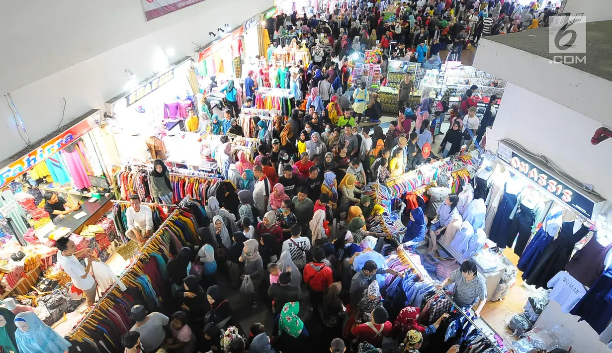 Masyarakat memadati pasar Tanah Abang, Jakarta, Minggu (26/5/2019). Jelang lebaran masyarakat mulai memadati pusat perbelanjaan untuk membeli kebutuhan saat Hari Raya Idul Fitri. (Liputan6.com/Angga Yuniar)