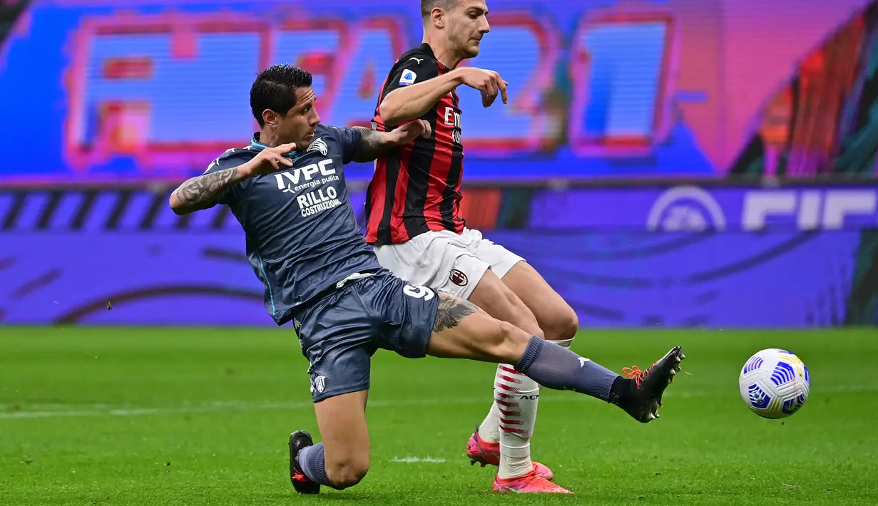 Federico Barba (kiri) menjadi nama rekrutan anyar persib selain Thom Haye. Barba merupakan pemain yang telah malang melintang di Serie A Italia dengan pengalaman lebih dari 100 penampilan. (AFP/Miguel Medina)
