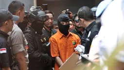 Tersangka Haris Simamora tiba untuk menjalani rekonstruksi pembunuhan keluarga Diperum Nainggolan di Jalan Bojong Nangka, Bekasi, Rabu (21/11). Rekonstruksi dipimpin oleh Kapolres Bekasi Kombes Indarto di lokasi pembunuhan. (Merdeka.com/Iqbal S. Nugroho)