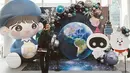 Sesampainya di Korea Selatan, Dea Annisa berkesempatan mengunjungi sebuah tempat bernama HiKR GROUND yang ternyata sedang menyelenggarakan acara perayaan ulang tahun dari Jin BTS. Tidak lupa karena Dea termasuk salah satu selebriti yang ngefans dengan BTS pun mengabadikan momen tersebut. (Liputan6.com/IG/@deaaannisa)