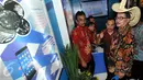 Menteri Agraria dan Tata Ruang, Ferry Mursidan Baldan meninjau stand pameran pertanahan di Senayan, Jakarta, Jumat (6/11). Pameran dalam rangka perayaan hari Agraria dan Tata Ruang ini digelar hingga 8 November mendatang. (Liputan6.com/Helmi Afandi)