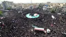 Jutaan warga Iran memenuhi ruas jalan di Teheran saat menghadiri prosesi pemakaman Presiden Ebrahim Raisi pada 22 Mei 2024. (ATTA KENARE/AFP)