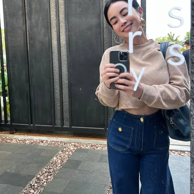 Gaya Padu Padan Jeans ala Dearly Djoshua (Foto: Instagram @dearlydjoshua)