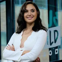 Aktris Gal Gadot berpartisipasi dalam BUILD Speaker Series untuk membahas film "Wonder Woman" di AOL Studios, New York, AS (23/5). Acara ini merupakan bagian dari promosi film 'Wonder Woman'. (Photo by Evan Agostini/Invision/AP)
