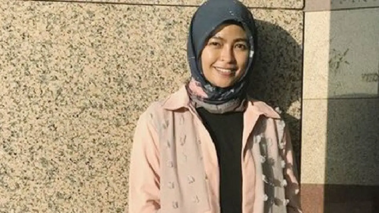 [Bintang] Mantap Berhijab, Ini 3 Gaya Rocking Chic Tantri Kotak yang Super Cool