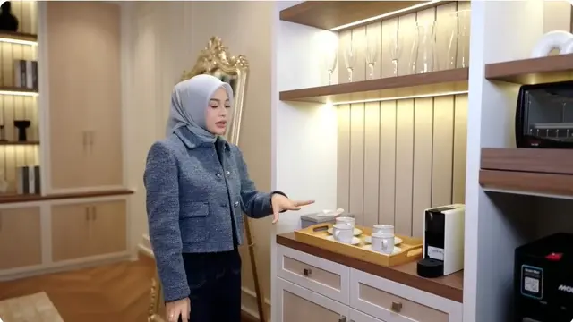 7 Potret Ruang Kerja Baru Aurel Hermansyah, Interior Memukau dan Elegan