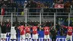 Para pemain AC Milan menyapa para penggemar usai memenangi laga Serie A Italia melawan Inter Milan di stadion Giuseppe Meazza, Milan, pada Minggu 22 September 2024 atau Senin (23/9/2024) dini hari WIB. (Gabriel BOUYS/AFP)