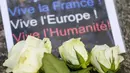 Karangan bunga sebagai penghormatan kepada korban serangan hari Jumat di Paris, di depan Kedutaan Besar Prancis di Berlin, Jerman (14/11/2015). Serangan teroris yang terjadi di Paris telah menewaskan sekitar 140 orang. (REUTERS/Hannibal Hanschke)