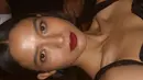 Putri Marino juga nggak kalah memesona saat dirias dengan makeup yang bold oleh Makeup Artist Vague Skin atau Raditya di acara One Bold Night L’Oreal Indonesia. [@vagueskin]