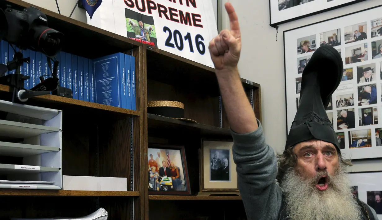 Reaksi Vermin Supreme saat mendeklarasikan diri sebagai kandidat calon presiden AS di New Hampshire, Jumat (20/11). Pria yang kerap tampil dengan topi sepatu bot ini sebelumnya pernah melakukan pencalonan pada Pilpres AS 2012 lalu. (REUTERS/Brian Snyder)