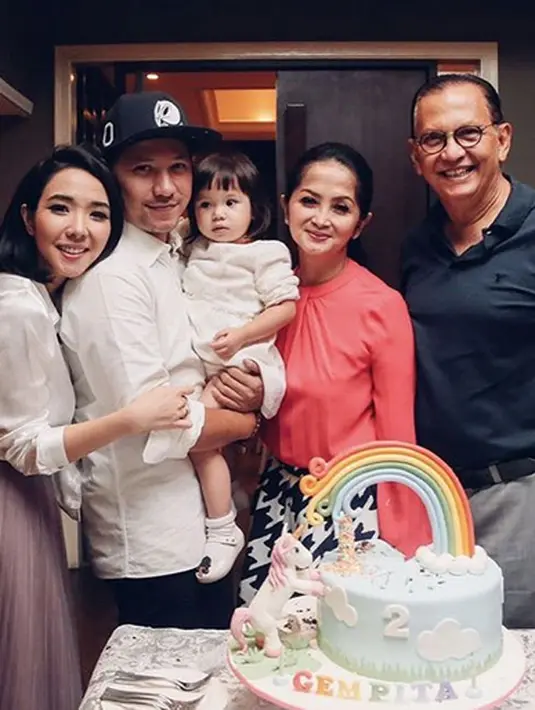 Gisel juga memohon maaf pada suaminya, yang sendirian menemani Gempi meniup lilin. "Aku bilang maaf nggak bisa temani seharian. Maaf sendirian urus Gempi," ungkap Gisella , di kawasan Sarinah, Jakarta Pusat, Senin (16/1). (dok. Instagram)