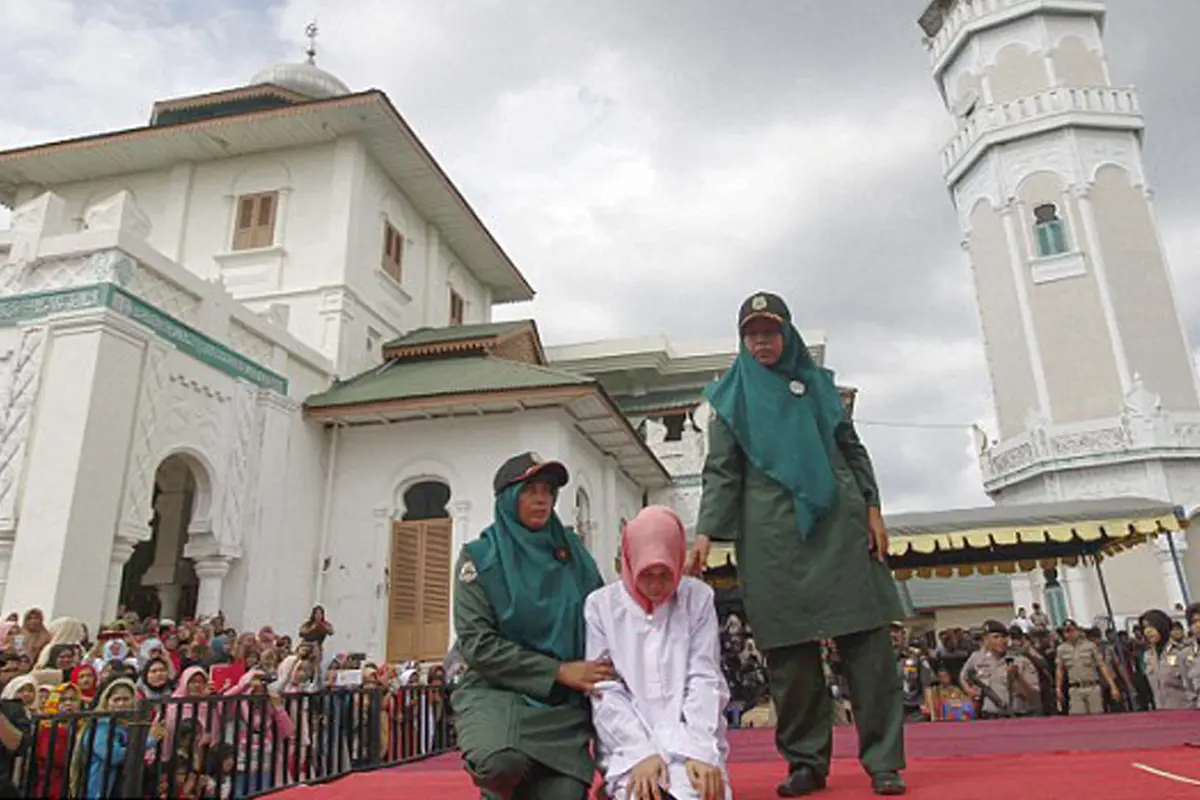 20151228-Wanita Ini Dihukum Cambuk Hingga Pingsan di Aceh
