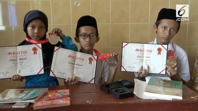 Tiga siswa bersaudara harumkan indonesia di kancah internasional. Raih emas dan perak di Hongkong International Mathematical Olimpiade