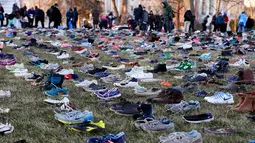 Ribuan sepatu menutupi halaman rumput di depan Gedung Capitol, Washington DC, Selasa (13/3). Sekitar 7000 ribu sepatu hasil sumbangan warga dan aktivis ini melambangkan korban penembakan di bawah usia 18 tahun. (Paul Morigi/AP Images for AVAAZ)