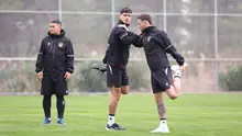 Dua pemain naturalisasi Timnas Indonesia, Marc Klok (kanan) dan Shayne Pattynama (tengah), melakukan pemanasan saat mengikuti pemusatan latihan di Turki, Kamis (21/12/2023). (Dok. PSSI)