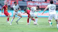Pemain Persija Jakarta, Ryo Matsumura (tengah kiri) berebut bola dengan pemain Persib Bandung, Adam Alis dalam laga lanjutan BRI Liga 1 2024/2025 di Stadion Patriot Candrabhaga, Bekasi, Minggu (16/02/2025). (Bola.com/M Iqbal Ichsan)