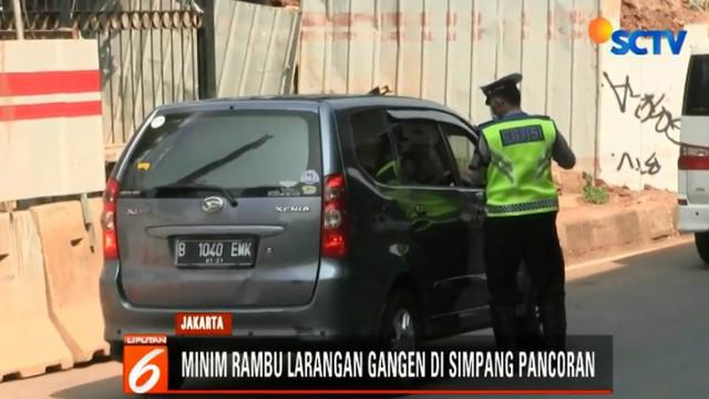 Tidak ada rambu larangan di Underpass Pancoran saat pengemudi hendak berbelok ke Jalan Jenderal Gatot Subroto.