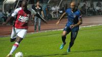 Striker PSIS Semarang, Claudir Marini (kanan) mengejar bola dari pemain Persipura Jayapura di Piala Presiden 2019 yang berlangsung di Stadion Moch. Soebroto, Magelang, Rabu (6/3/2019). (Vincentius Atmaja)