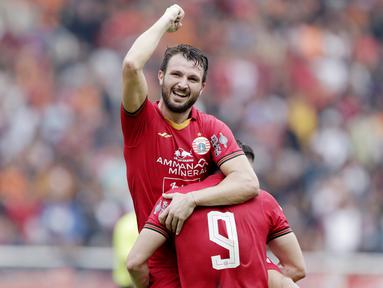 Bek Persija Jakarta, Marco Motta, merayakan gol bersama Marko Simic, saat melawan Borneo FC pada laga Shopee Liga 1 di SUGBK, Jakarta, Minggu, (1/3/2020). Persija menang 3-2 atas Borneo FC. (Bola.com/M Iqbal Ichsan)