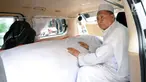 Wakil Presiden ke-9 RI, Hamzah Haz memegang peti jenazah istrinya, Asmaniah jelang diberangkatkan dari rumah duka di Jakarta, Selasa (12/9). Jenazah akan dimakamkan di pemakaman keluarga di Bogor, Jawa Barat. (Liputan6.com/Helmi Fithriansyah)