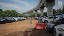 Sejumlah mobil terparkir di Park and Ride di kawasan Lebak Bulus, Jakarta, Kamis (28/3). Park and Ride Stasiun MRT Lebak Bulus menerapkan tarif Rp 5 ribu per hari untuk mobil dan Rp 2 ribu untuk kendaraan roda dua. (Liputan6.com/Faizal Fanani)