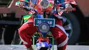 Seorang penggemar sepak bola berpartisipasi dalam konvoi menyambut turnamen sepak bola Piala Dunia 2026 di Polewali Mandar, Sulawesi Barat, Kamis 11 Juni 2026. (Muhammad SALIM/AFP)