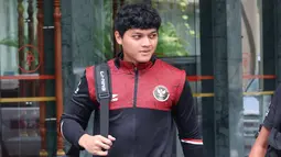 Kiper Timnas Indonesia U-22, Adi Satryo, tampak tersenyum saat meninggalkan Hotel Phnom Penh menuju Stadion Olympic, Phnom Penh, Selasa (16/05/2023). (Bola.com/Abdul Aziz)