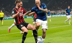 Pemain Inter Milan Federico Dimarco (tengah kanan) berebut bola dengan pemain AC Milan Adrien Rabiot pada laga Serie A/Liga Italia antara AC Milan vs Inter Milan di Milan, Italia, Minggu, 8 Maret 2026. (AP Photo/Luca Bruno)