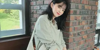 Memerankan karakter Yo Na Bi, seorang mahasiswa seni, Han So Hee kerap berpenampilan simpel. Salah satunya dengan memadukan shirt dan celana jeans. Ia juga melengkapi penampilannya dengan tote bag. (Instagram/xeesoxee).