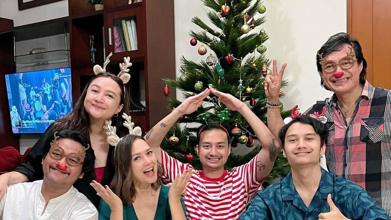 7 Potret Perayaan Natal Ira Wibowo & Katon Bagaskara, Meriah Bareng Keluarga Besar