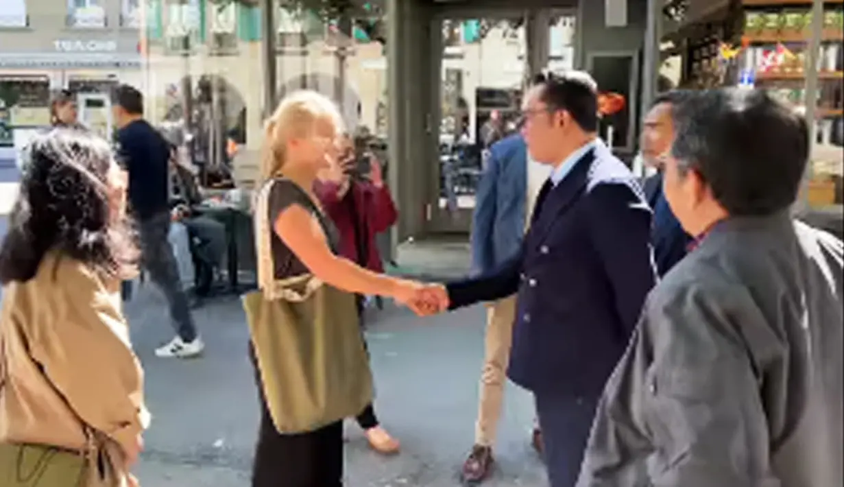 Ridwan Kamil bersalaman dengan seorang guru SD Mrs Geraldine Beldi yang menemui pertama jasad  Emmeril Kahn Mumtadz atau Eril di Bern, Swiss. Pertemuan itu ia unggah dalam akun instagramnya. Dalam unggahan itu, Emil mengatakan kronologi bagaimana Geraldine bisa menemukan jenazah Eril. (Instagram/ ridwankamil)
