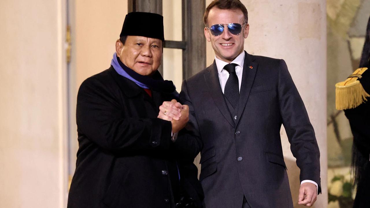 FOTO: Momen Keakraban Prabowo dan Macron dalam Pertemuan di Istana Elysee