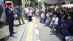 Sekjen PDIP Hasto Kristiyanto memberi sambutan saat menghadiri buka puasa bersama Pewarta Foto Indonesia Jakarta (PFIJ) di kawasan Bundaran HI, Jakarta, Jumat (18/5/2019). Buka puasa bersama ini dihadiri ratusan pewarta foto dari berbagai media massa. (Liputan6.com/Herman Zakharia)