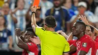 Wasit Portugal Joao Pinheiro, memberikan kartu merah kepada pemain Swiss  Breel Embolo selama pertandingan perempat final Piala Dunia sepak bola antara Argentina dan Swiss di Kansas City, Mo., Sabtu, 11 Juli 2026. (AP Photo/Ed Zurga)