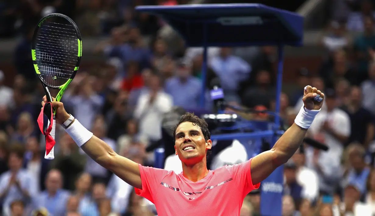 Petenis unggulan pertama asal Spanyol, Rafael Nadal berselebrasi setelah mengalahkan petenis Rusia, Andrey Rublev pada perempatfinal turnamen AS Terbuka 2017 di New York, Rabu (6/9). Nadal menang 3 set langsung 6-1, 6-1 dan 6-2. (Clive Brunskill/AFP)