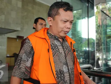 Panitera Pengganti PN Jakarta Pusat Santoso berjalan usai menjalani pemeriksaan di Gedung KPK, Jakarta, Jumat (26/8). (Liputan6.com/Helmi Afandi) 