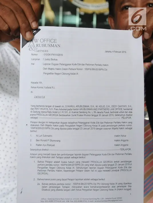 Penasihat hukum pelapor, Syahrul Arubusman menunjukkan surat laporan dugaan pelanggaran kode etik hakim PN Cibinong di Kantor Komisi Yudisial, Jakarta, Senin (4/2). Hakim PN Cibinong, Bogor berinisial NLS dilaporkan ke KY. (Liputan6.com/Herman Zakharia)