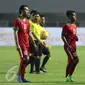 Pemain Timnas Indonesia U-22 berjalan lesu usai dikalahkan  Myanmar di laga persahabatan di Stadion Pakansari, Kab Bogor, Selasa (21/3). Timnas Indonesia U-22 kalah 1-3 dari Myanmar. (Liputan6.com/Helmi Fithriansyah)