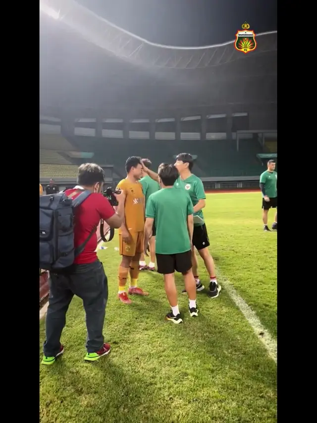 Pelatih Timnas Indonesia U-19, Shin Tae-yong menjitak dahi Nurhidayat Haji Haris.