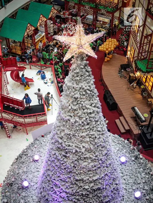 Hiasan pohon Natal terlihat di Mal Ciputra, Jakarta Barat, Jumat (14/12). Jelang perayaan Natal 2018 sejumlah mal di Jakarta mendekor bernuansa Natal agar menjadi daya tarik. (Liputan6.com/Faizal Fanani)